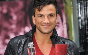 Peter Andre reklamuje swoje nowe perfumy (FOTO)