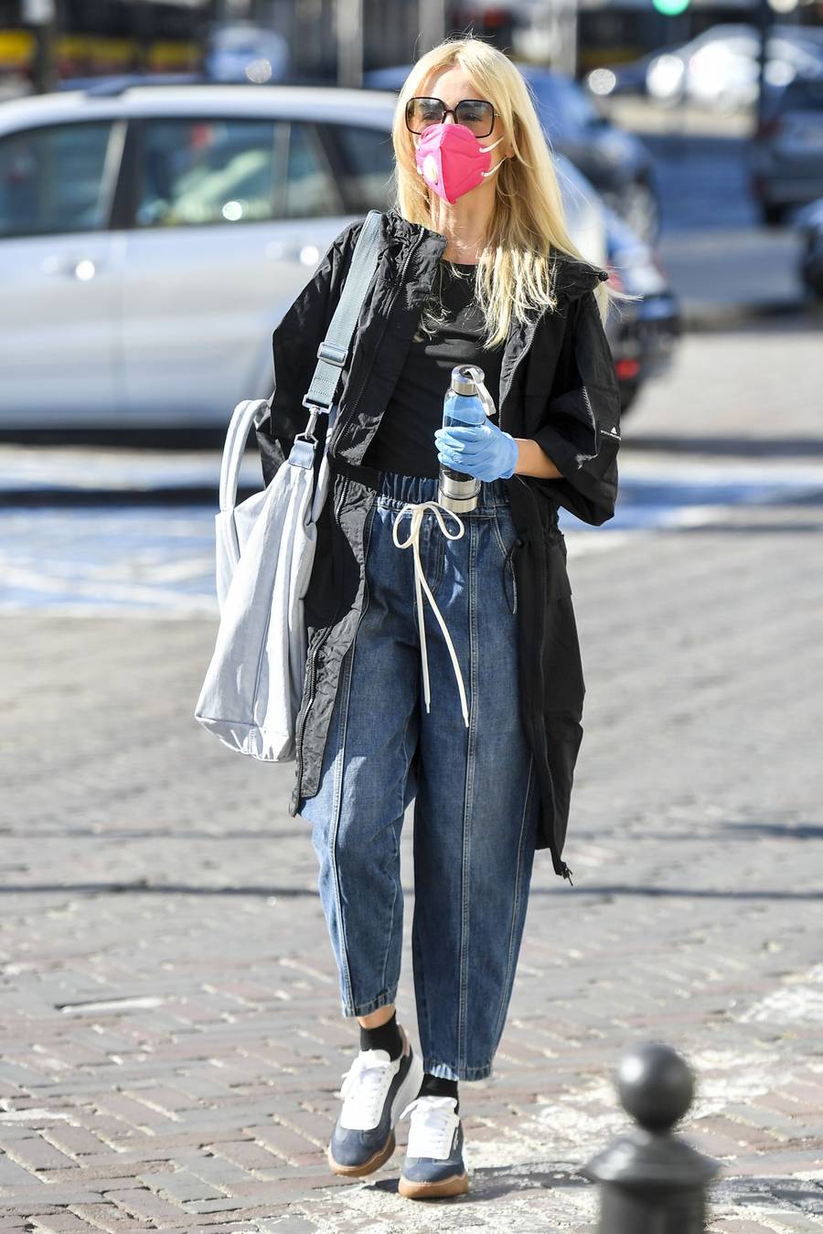 Agnieszka Woźniak-Starak dojeżdża do pracy swoim samochodem - po wyjściu ma na twrazy maseczkę