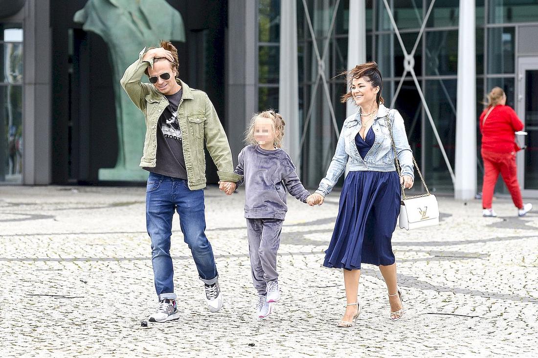 Maecin Hakiel i Katarzyna Cichopek z córeczką