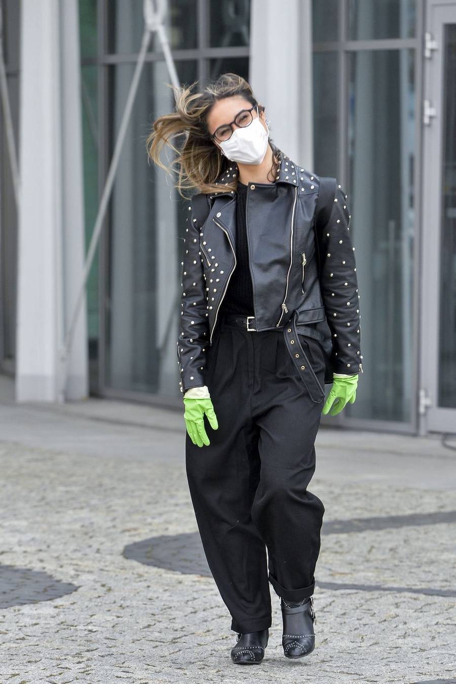 Ida Nowakowska przed gmachem TVP w maseczce