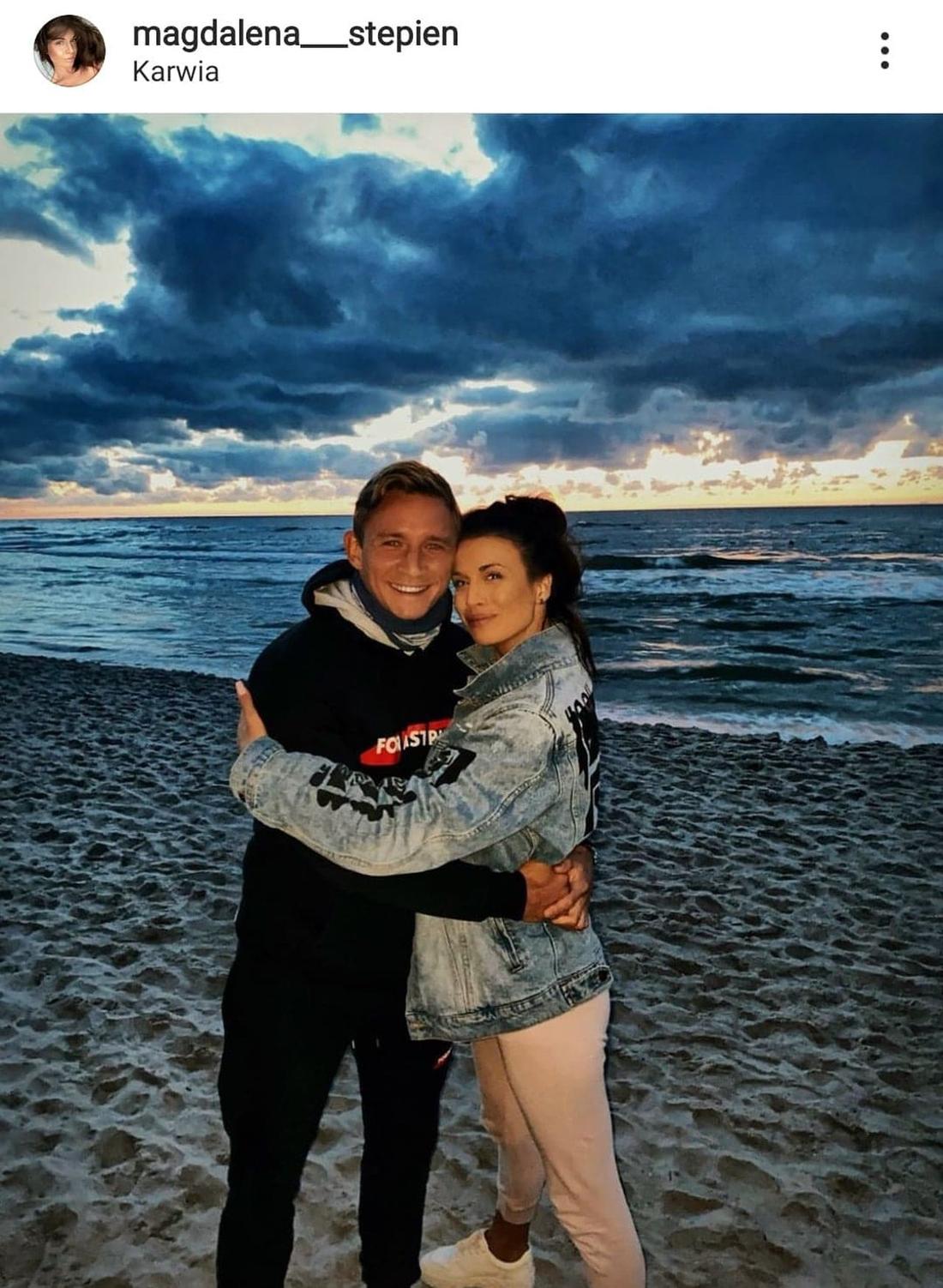 Jakub Rzeźniczak w objęciach z Magdą Stępień