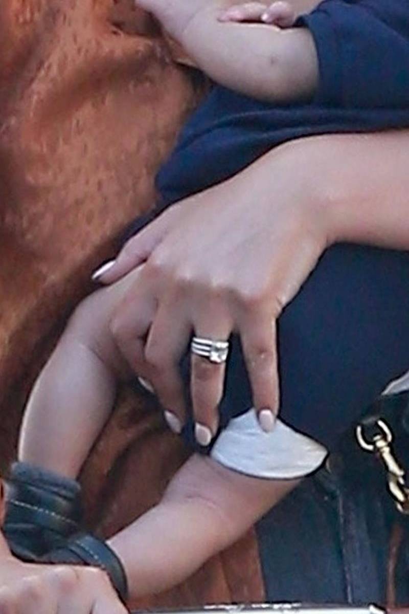 Przemęczona i OBŁADOWANA Chrissy Teigen na spacerze z dziećmi