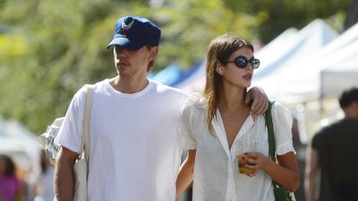 Austin Butler i Kaia Gerber sfotografowani na spacerze z pieskiem, “Uroczo, noszą te same buty”