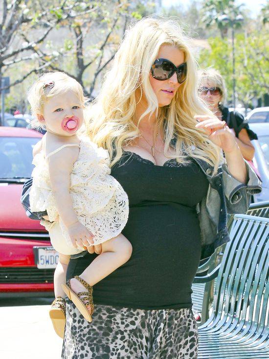 Jessica Simpson z coraz większym ciążowym brzuszkiem