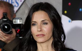 Courtney Cox Arquette próbuje się uśmiechnąć (FOTO)