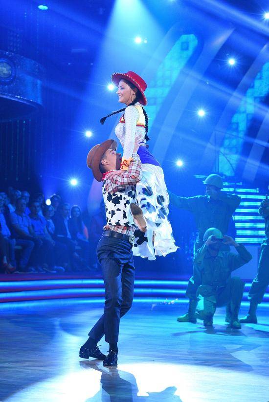 Gwiazdy w kostiumach postaci z bajek w Tańcu z gwiazdami