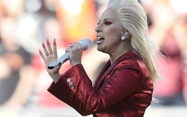 Lady Gaga zaśpiewała hymn USA. Media piszą tylko o niej