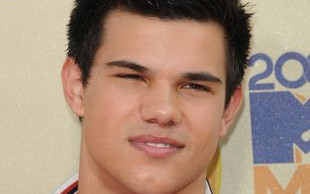 Jak Taylor Lautner mókł w deszczu bez koszuli