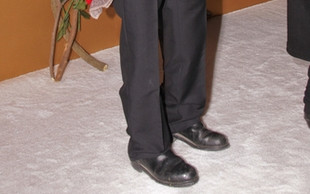 Najseksowniejszy dandys w rozczłapanych butach (FOTO)