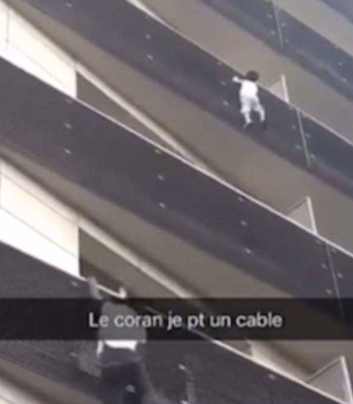 Dziecko zwisające z balkonu! Na pomoc przyszedł SPIDERMEN!