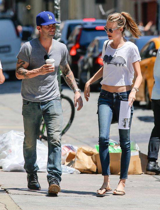 Zaręczeni Behati Prinsloo i Adam Levine spacerują po Nowym Jorku