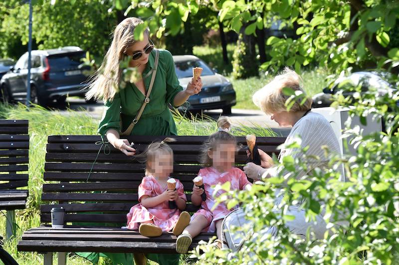 Agnieszka Kaczorowska z mamą i córkami na placu zabaw (ZDJĘCIA)