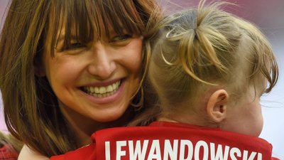 Klara Lewandowska leży na dywanie i czyta książkę, a mama chwali się jej nowymi umiejętnościami