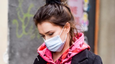 Anna Maria Sieklucka w dresie i botkach na obcasie spaceruje po Warszawie (ZDJĘCIA)