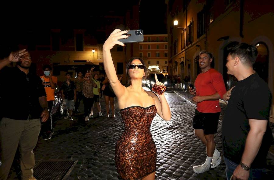 Kim Kardashian szaleje podczas ostatniego dnia w Rzymie. Robiła sobie selfie z fanami (ZDJĘCIA)
