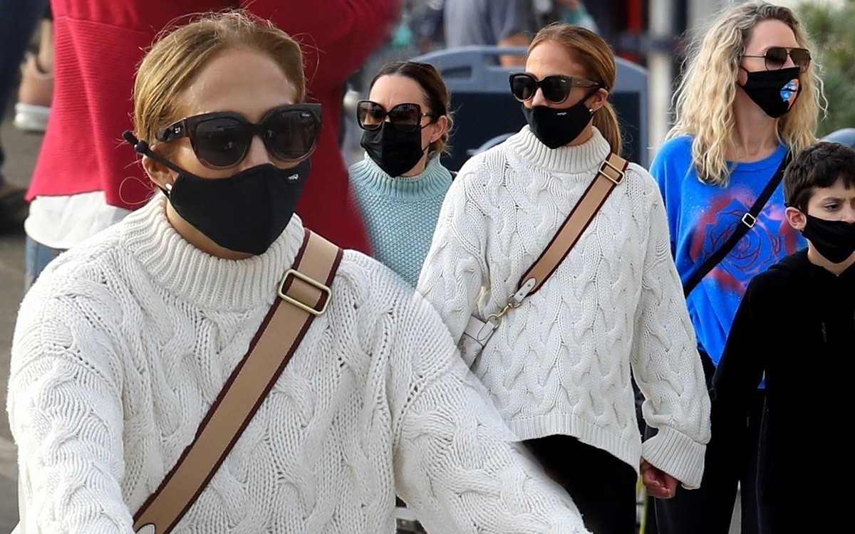 Jennifer Lopez w jesiennej stylizacji na rowerze z dziećmi. Emme i Max bardzo wyrośli! (FOTO)