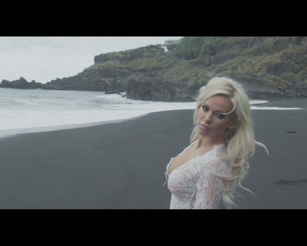 Doda w teledysku Nie pytaj mnie