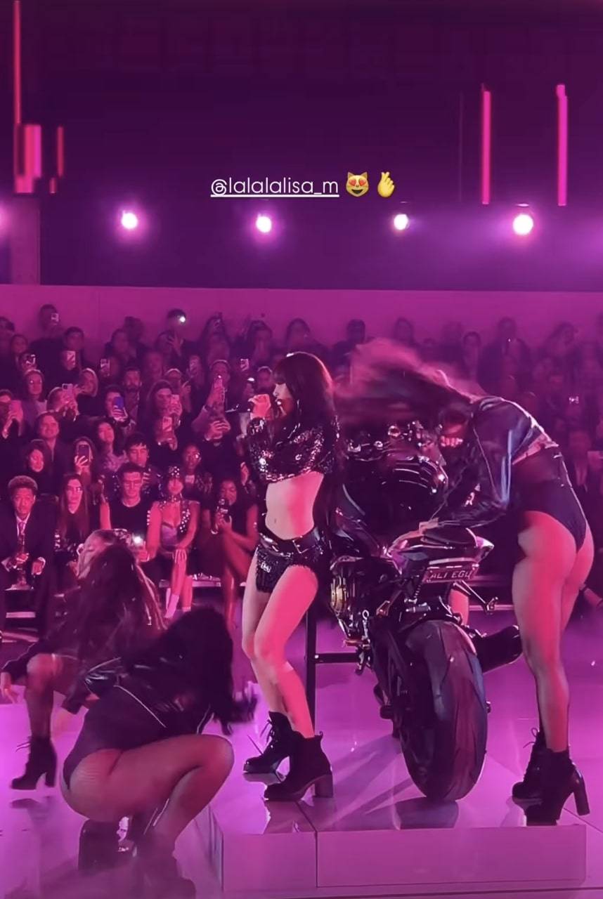 Polka na pokazie Victoria’s Secret! Podbija NYC w PRZEŚWITUJĄCEJ sukience wysadzonej kamieniami! (FOTO)