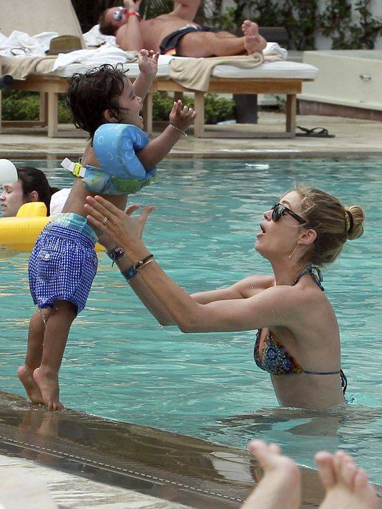 Doutzne Kroes na basenie z synkiem