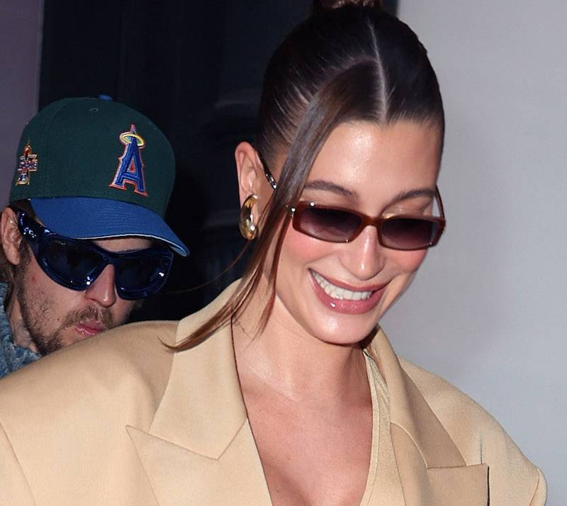 Dwie ciążowe stylizacje Hailey Bieber w jednym dniu! Modelka trzymała się za duży już brzuszek