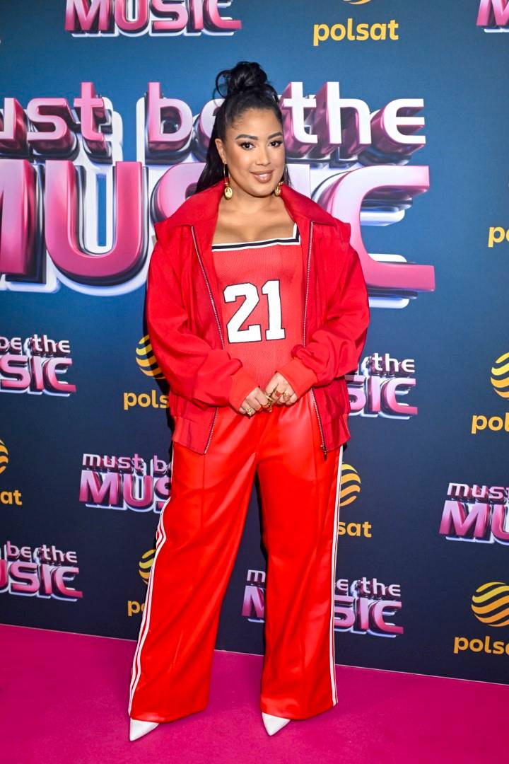 Natalia Szroeder zaskoczyła “nagością” w nietypowym stroju, Patricia Kazadi w krzykliwym dresie, roześmiany Adam Zdrójkowski (FOTO)