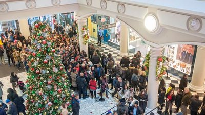 Mężczyzna spadł z 2. piętra galerii handlowej na kobietę z dzieckiem