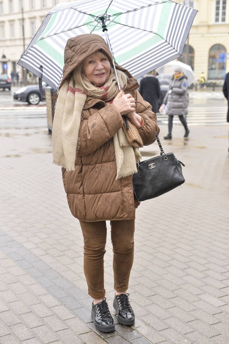 Pogrzeb Jerzego Gruzy – reżysera “Czterdziestolatka”. Banasiuk z ojcem, Olejnik z partnerem, Olbrychski z żoną