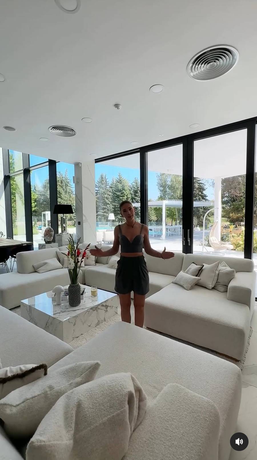 Halejcio oprowadza po CAŁYM domu za 9 mln: “Tu siusiu, tu basen, tu sauna, tu warzywka, tu Lambo” (ZDJĘCIA)