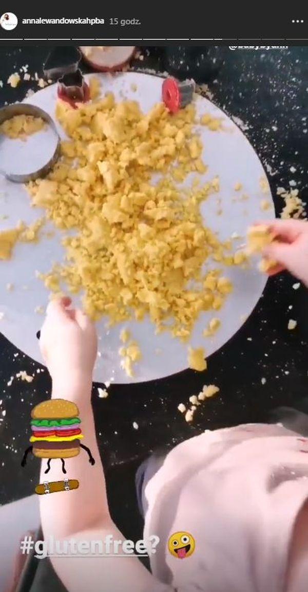 Klara Lewandowska bawi się ciastoliną