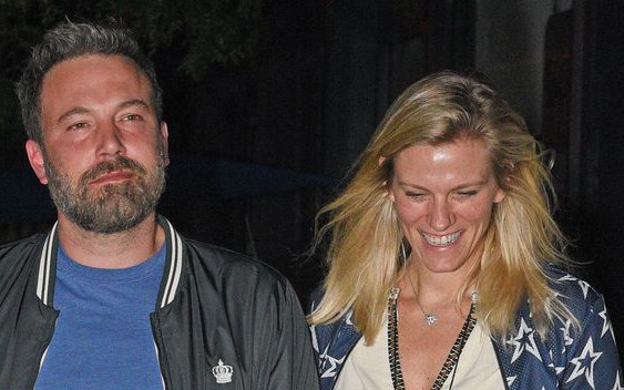 Co się stało, gdy na Emmys podano Benowi Affleckowi drinka?