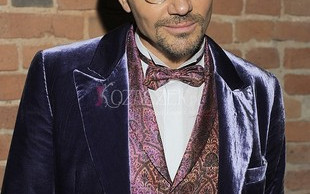 Krzysztof Ibisz w fioletowym wdzianku (FOTO)