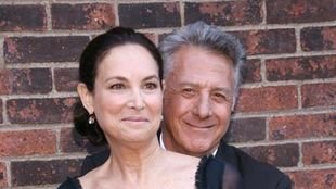 Gejowski pocałunek Dustina Hoffmana na meczu (FOTO)