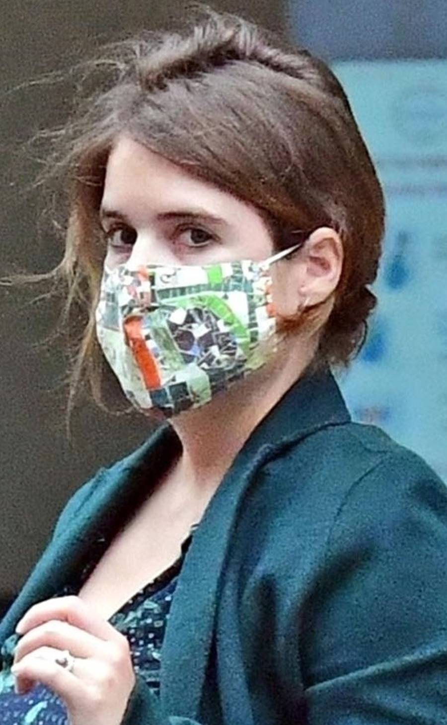 Księżniczka Eugenia w maseczce na twarzy wychodzi z biura.