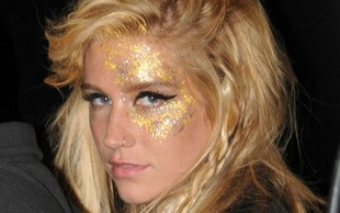 Ke$ha w piórkach, warkoczykach i złotym brokacie (FOTO)