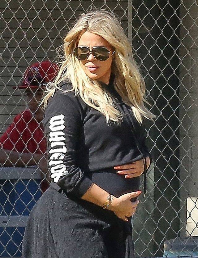 Siostry Kardashian z mamą grają w baseball