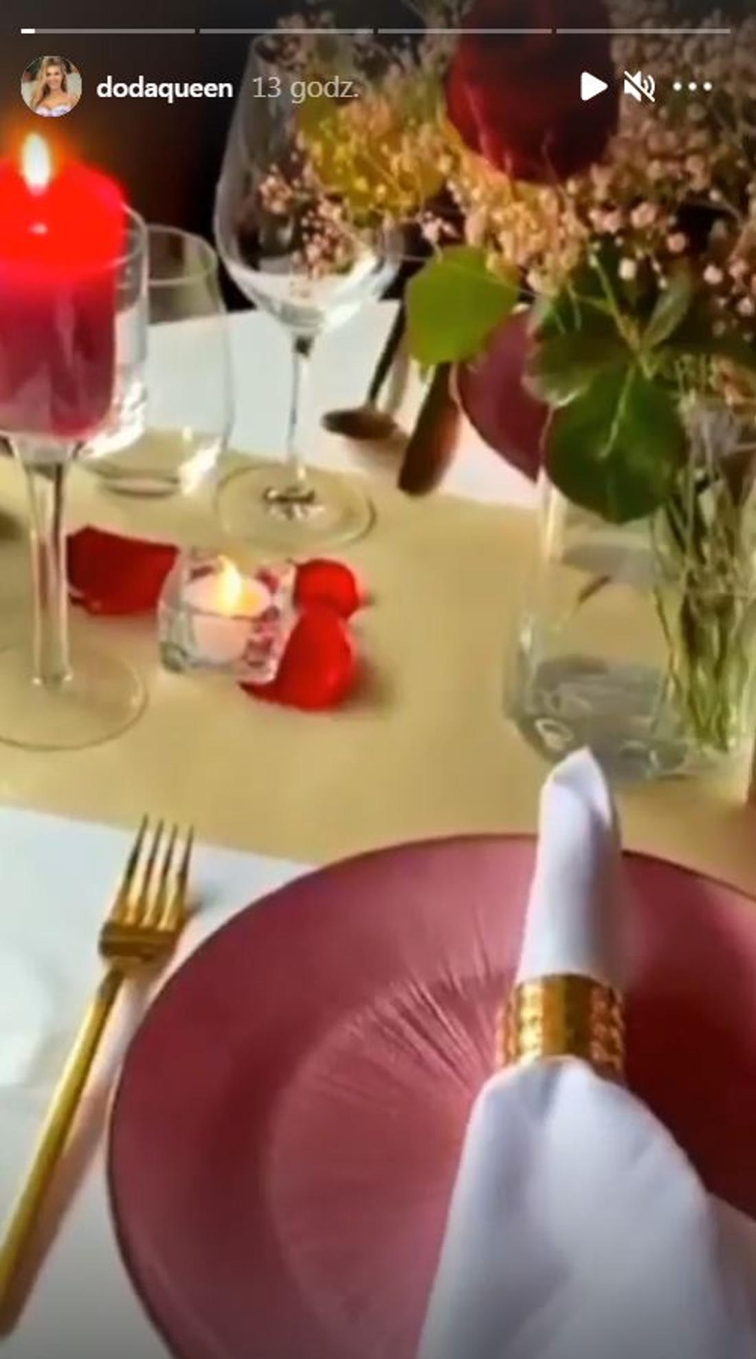 Doda na romantycznej kolacji w restauracji.