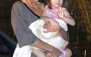 Suri Cruise maluje paznokcie (FOTO)