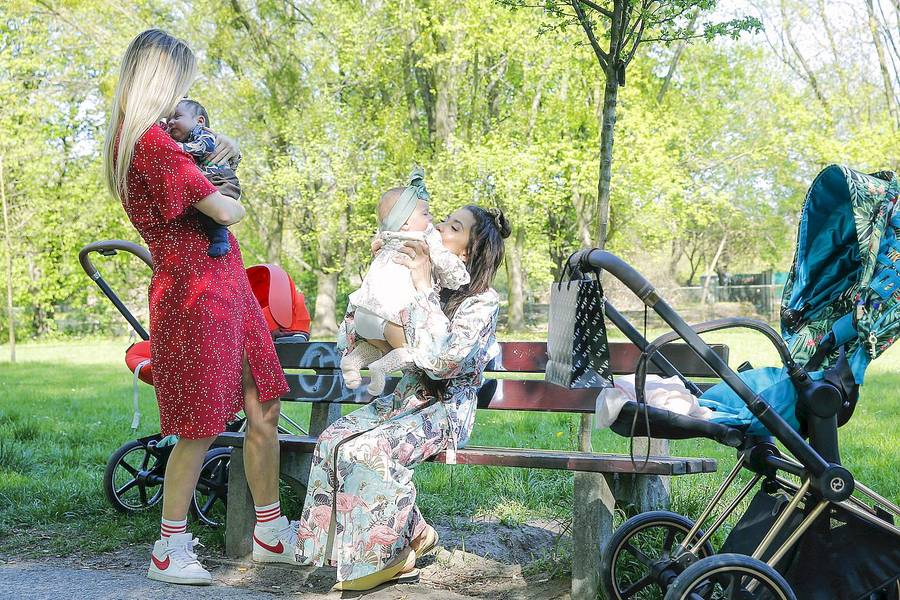 Maja Hyży na spacerze z córką. Piękny wózek i stylizacja (ZDJĘCIA)