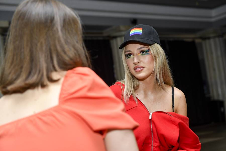 Caroline Derpieński bez “dollarsowej” stylizacji?! Paraduje w DRESIE na czerwonym dywanie! (FOTO)