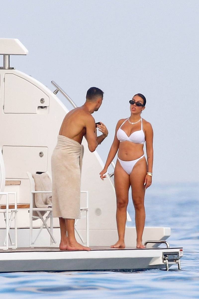 Cristiano Ronaldo i Gerogina Rodriguez wypoczywają na ogromnym jachcie (ZDJĘCIA)