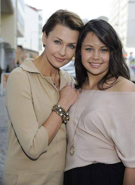 Anna Popek z córkami na otwarciu salonu urody