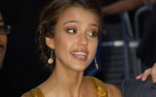 Co Jessica Alba ma w majtkach?