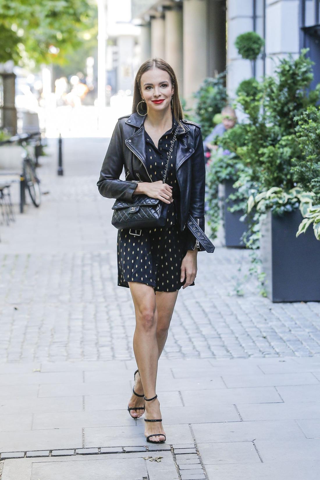 Anna Wendzikowska pod studiem DDTVN