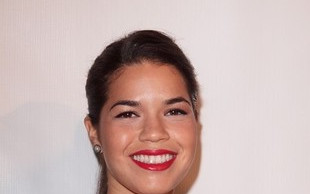 Brzydula wodzi biustem na pokuszenie (FOTO)