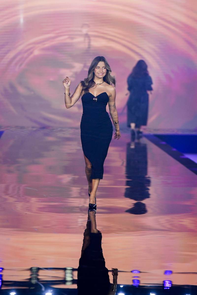 Julia Wieniawa w baśniowej kreacji na wybiegu! Później zaskoczyła publiczność występem (WIDEO)