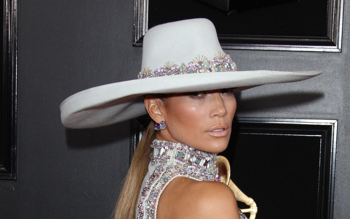 Jennifer Lopez w wielkim kapeluszu na Grammy 2019