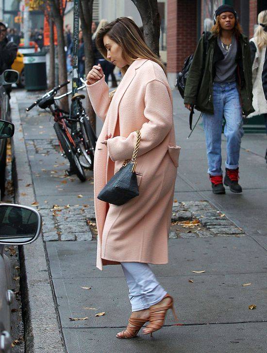 Kim Kardashian pokochała oversize’owe płaszcze