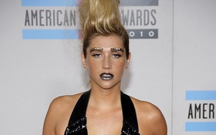 Najbrzydsza kreacja i makijaż wieczoru? (FOTO)