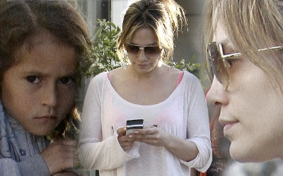Jennifer Lopez bardziej interesuje telefon niż dzieci (FOTO)