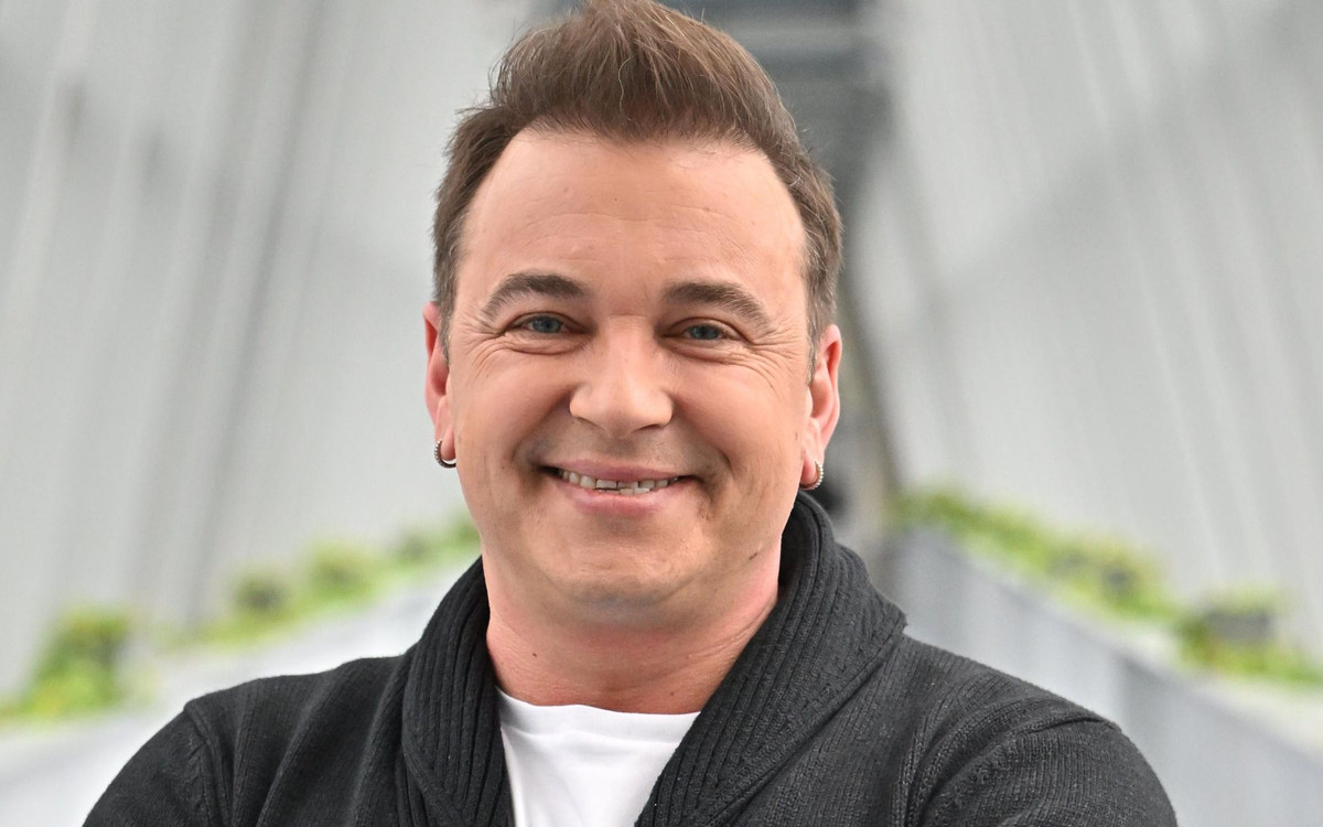 Gwiazdor po przeszczepie włosów pojawił się na “TzG”. Tak teraz wygląda